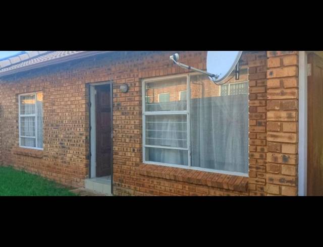 2 BEDROOM TOWNHOUSE FOR SALE IN WITPOORTJIE